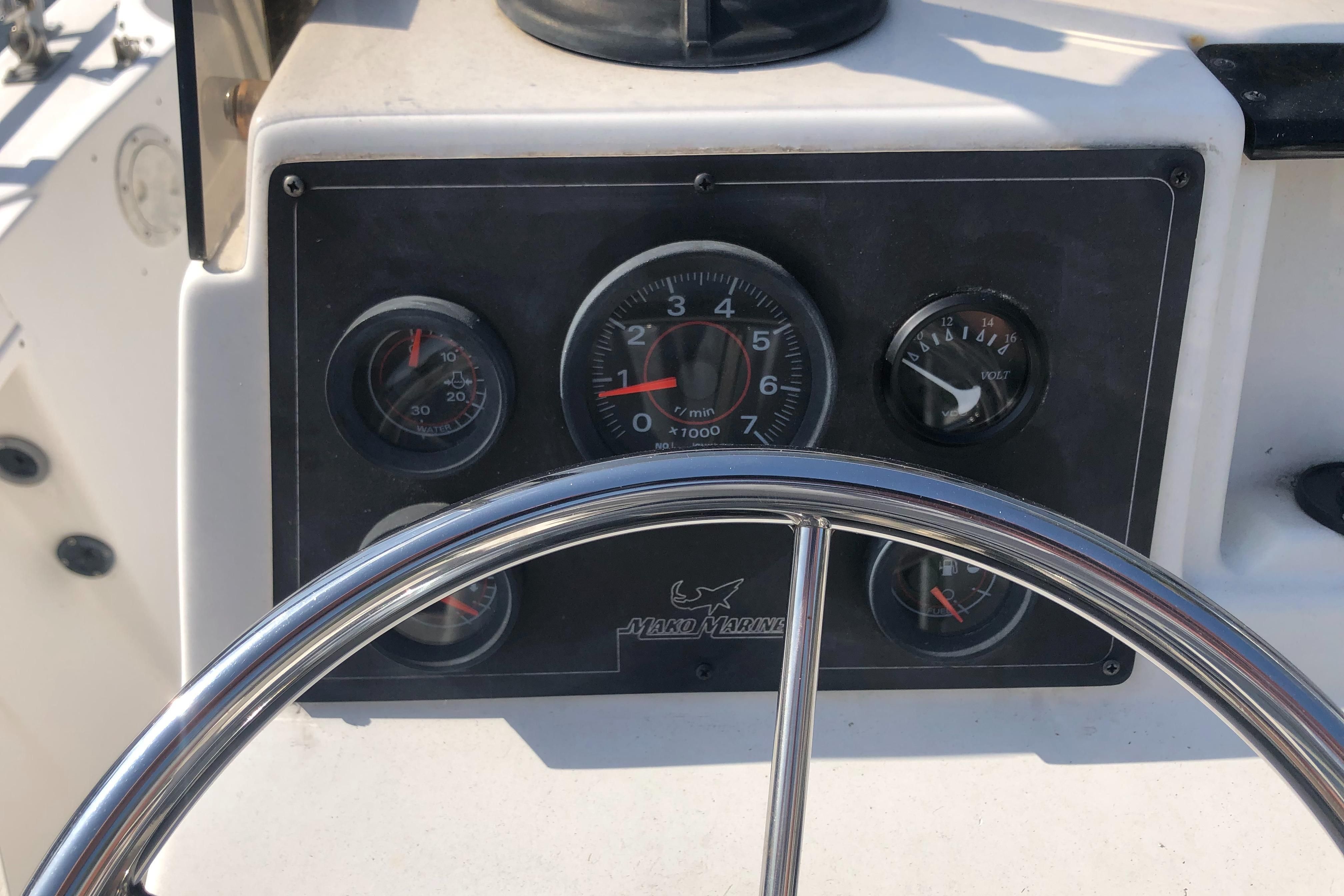 2002 Mako Boats 221 Center Console