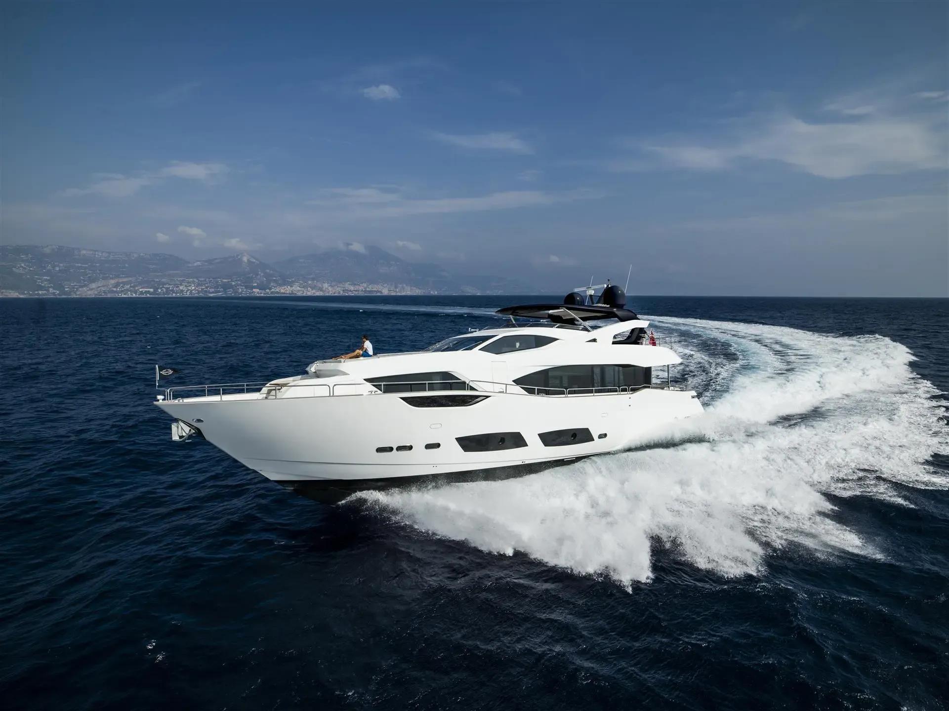 2016 Sunseeker 95 Yacht