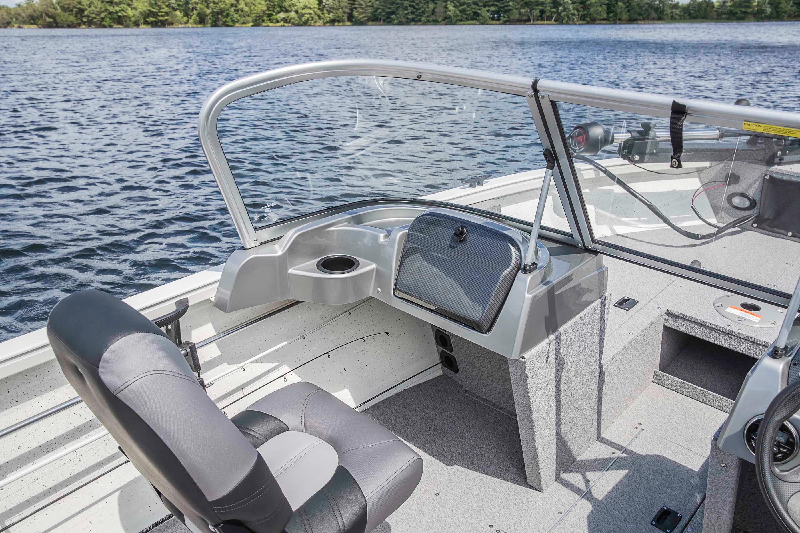 Crestliner 1600 Vision walk-through windshield and passenger seating