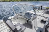 Crestliner 1600 Vision walk-through windshield and passenger seating