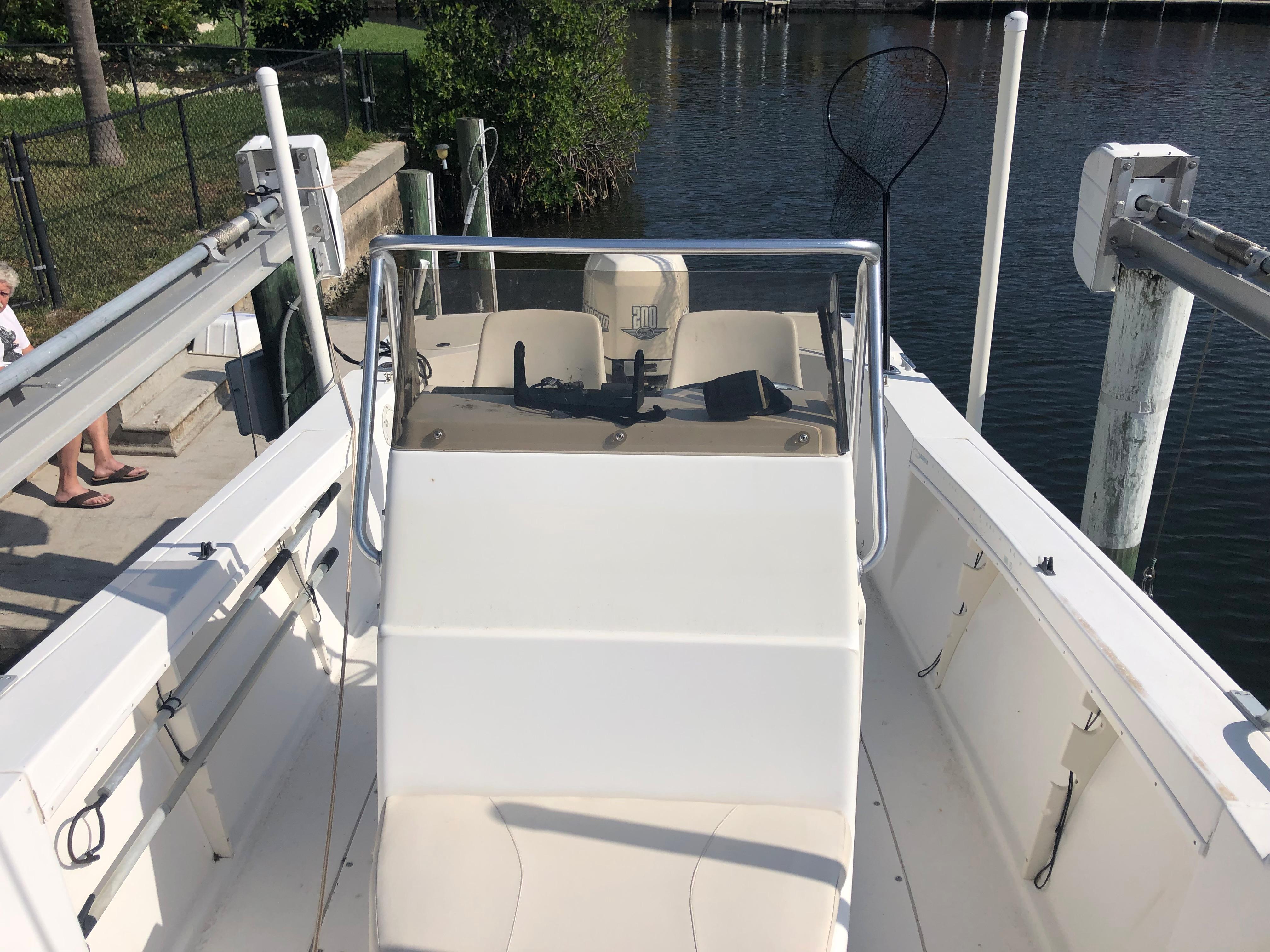 2002 Mako Boats 221 Center Console