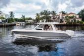 2022 Boston Whaler 350 Realm