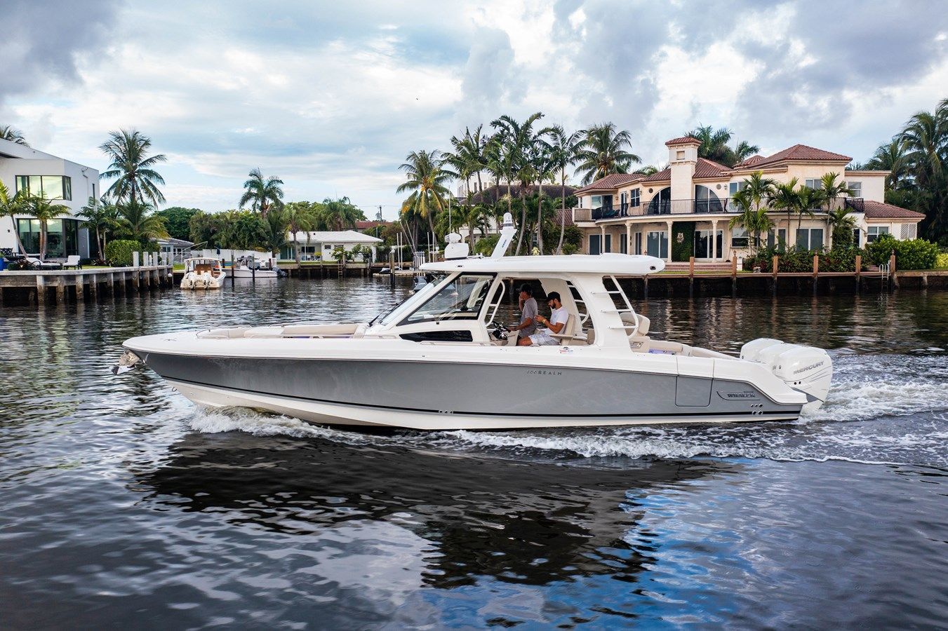 2022 Boston Whaler 350 Realm