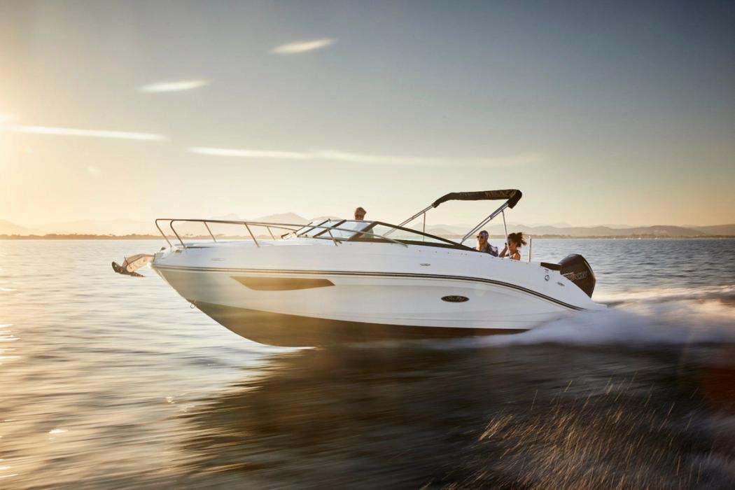 2023 Sea Ray Sun Sport 230 Outboard