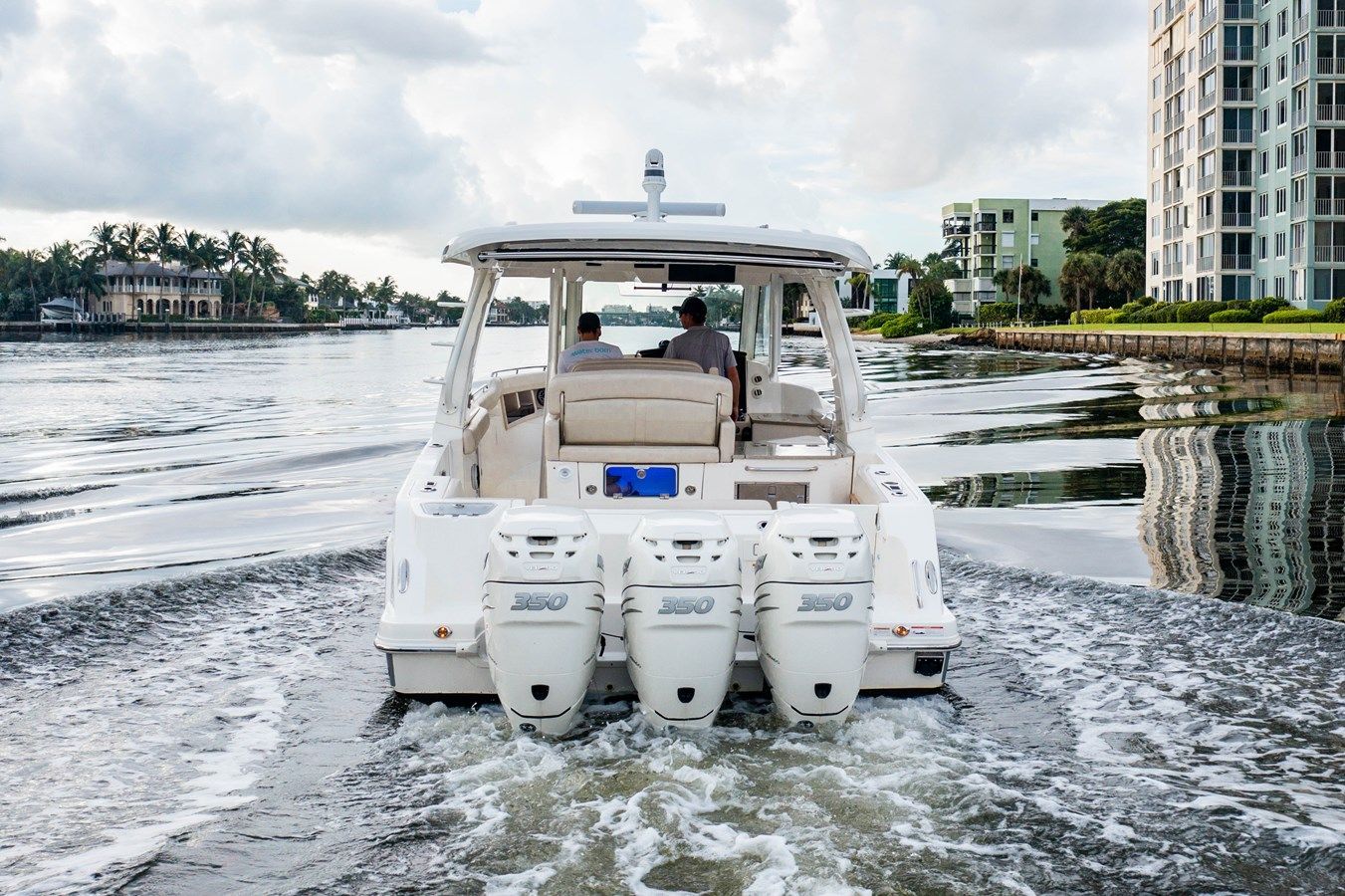 2022 Boston Whaler 350 Realm