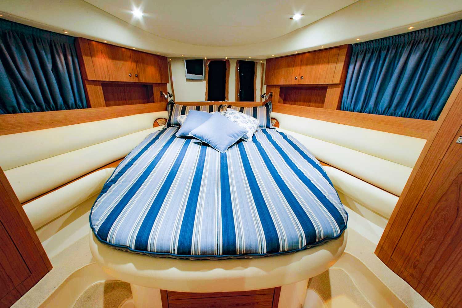 2020 Blu Martin Yachts SeaTop 13.90