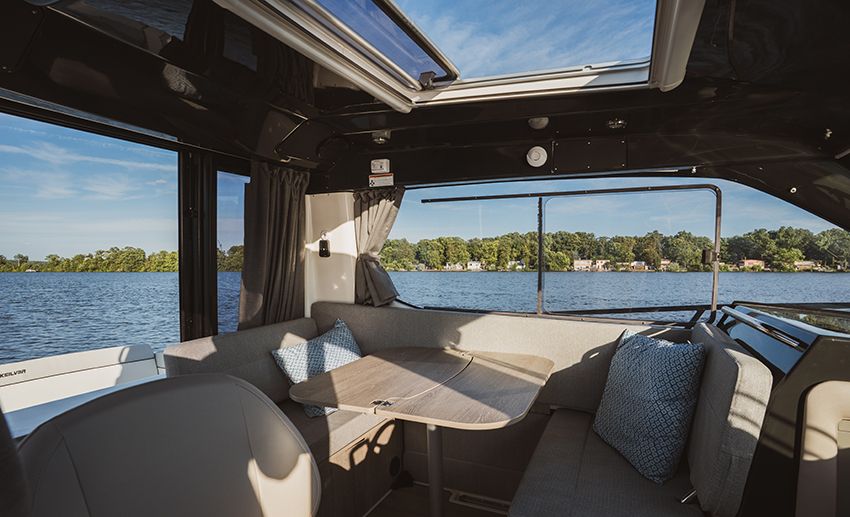 Quicksilver Activ 905 Weekend, cabin
