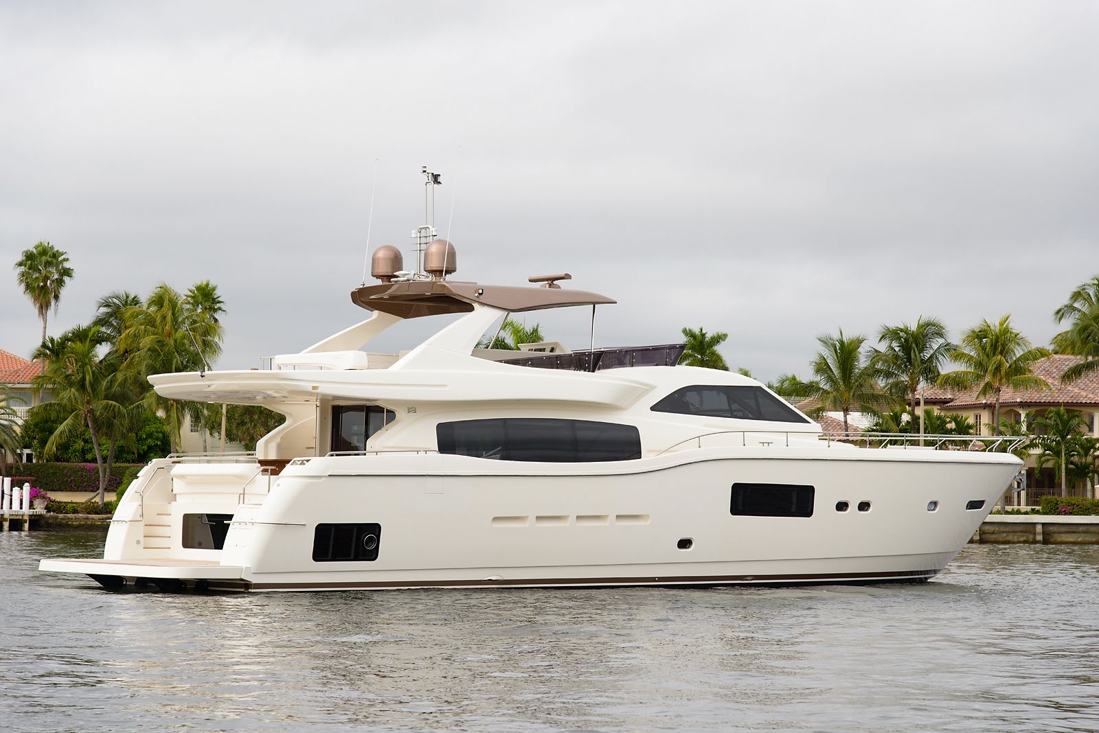 2010 Ferretti Yachts Altura 840
