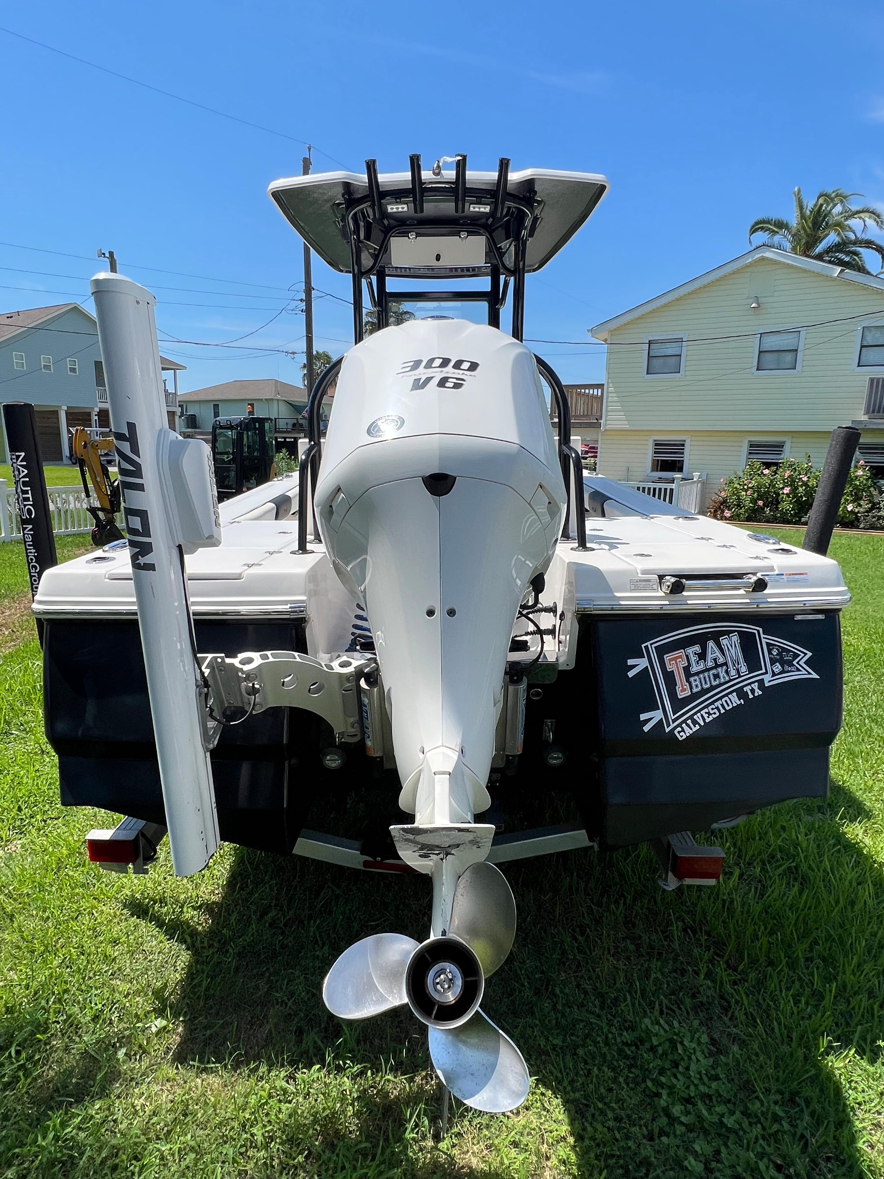 2019 Robalo 246 Cayman