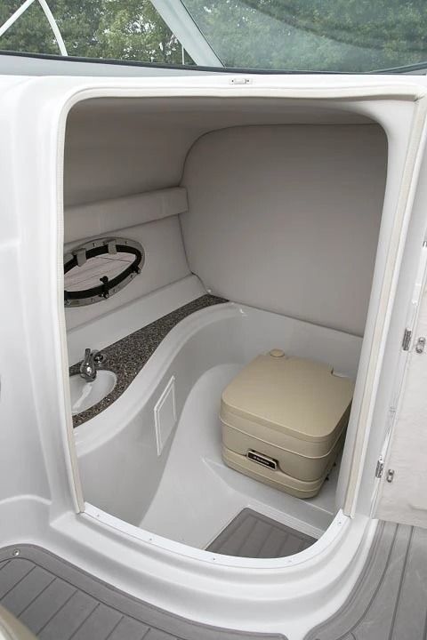 Crownline E 235 XS head compartment