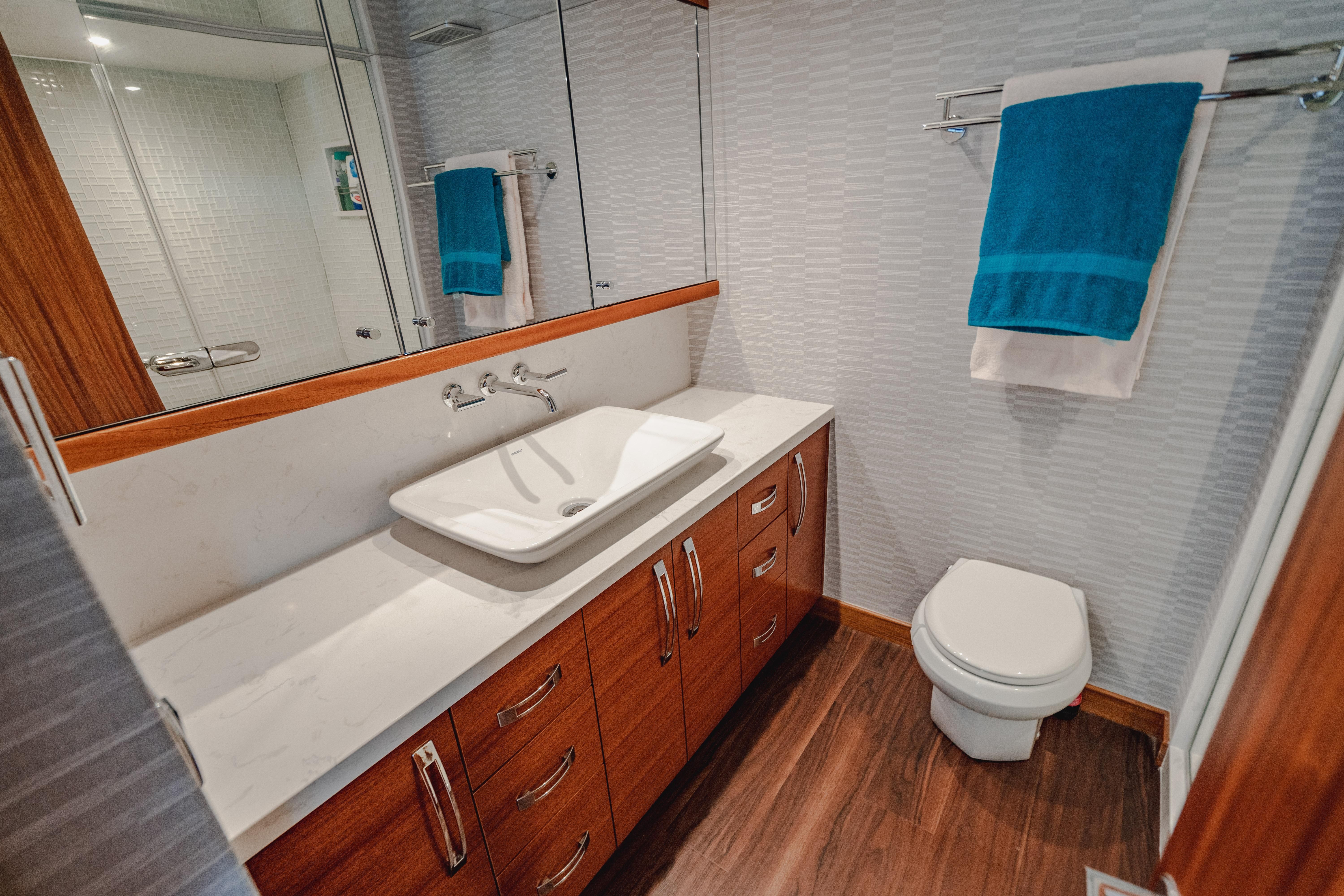 2019 Hatteras Yachts M60