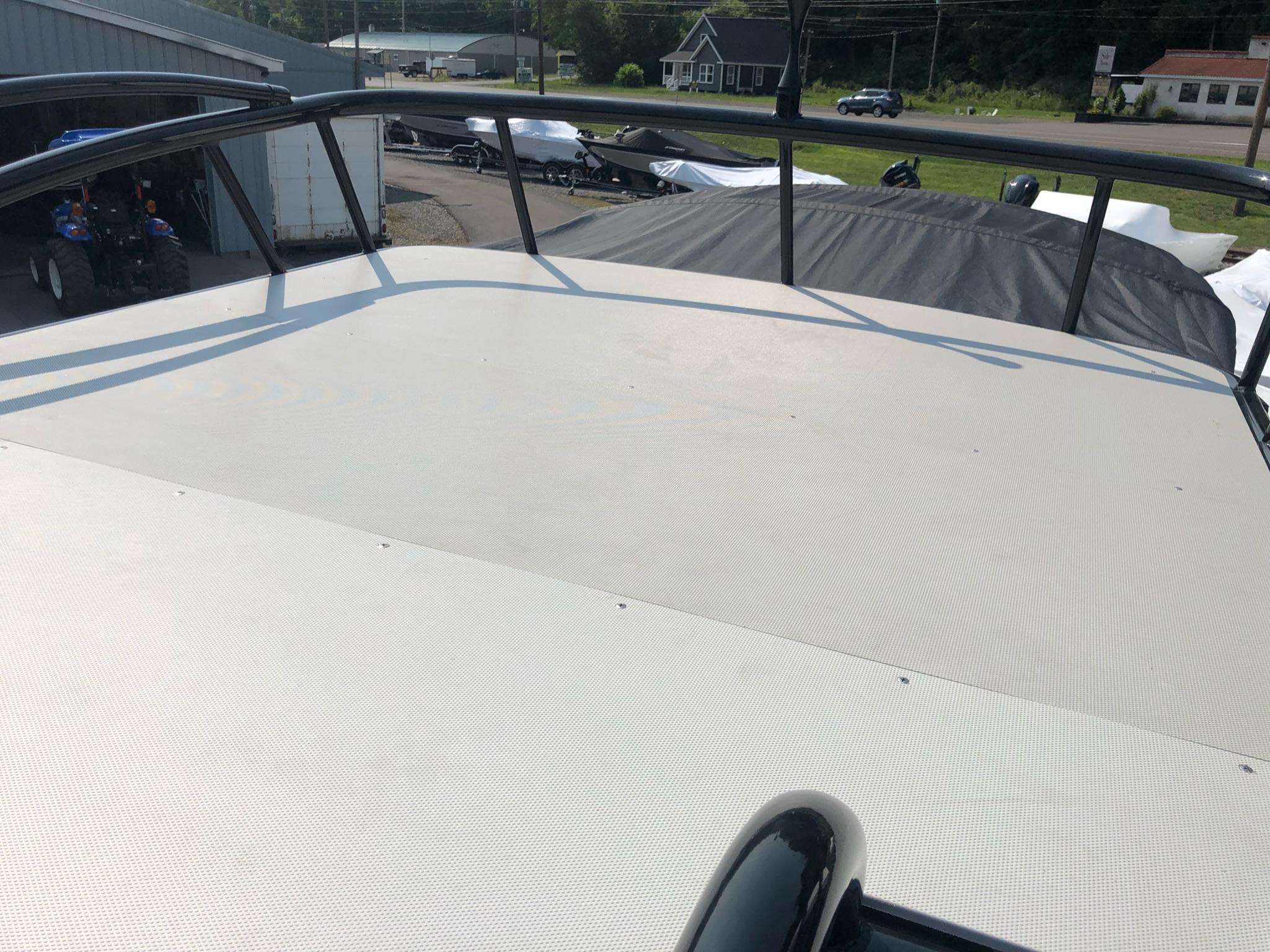 2022 Berkshire Pontoons 27RFXUDSXR STS TRITOON