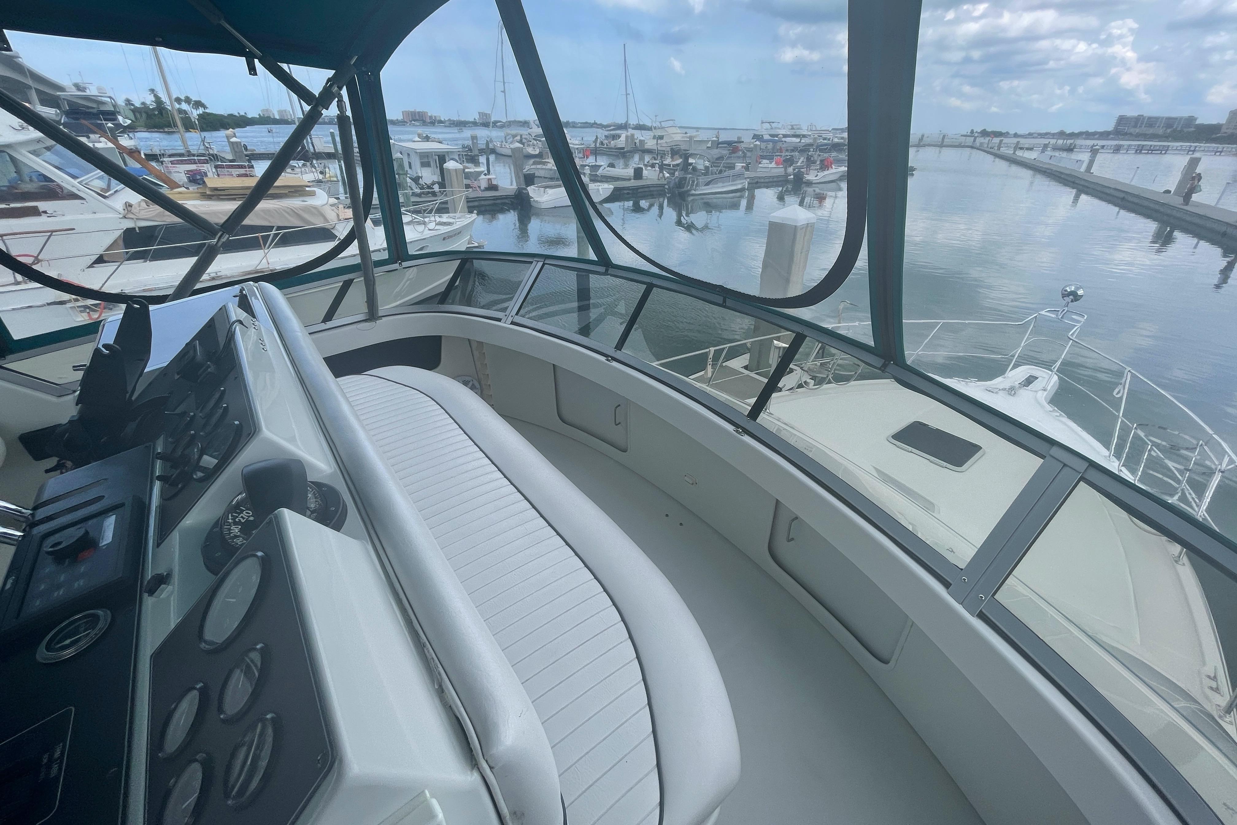 1993 Carver Yachts 350 Aft Cabin