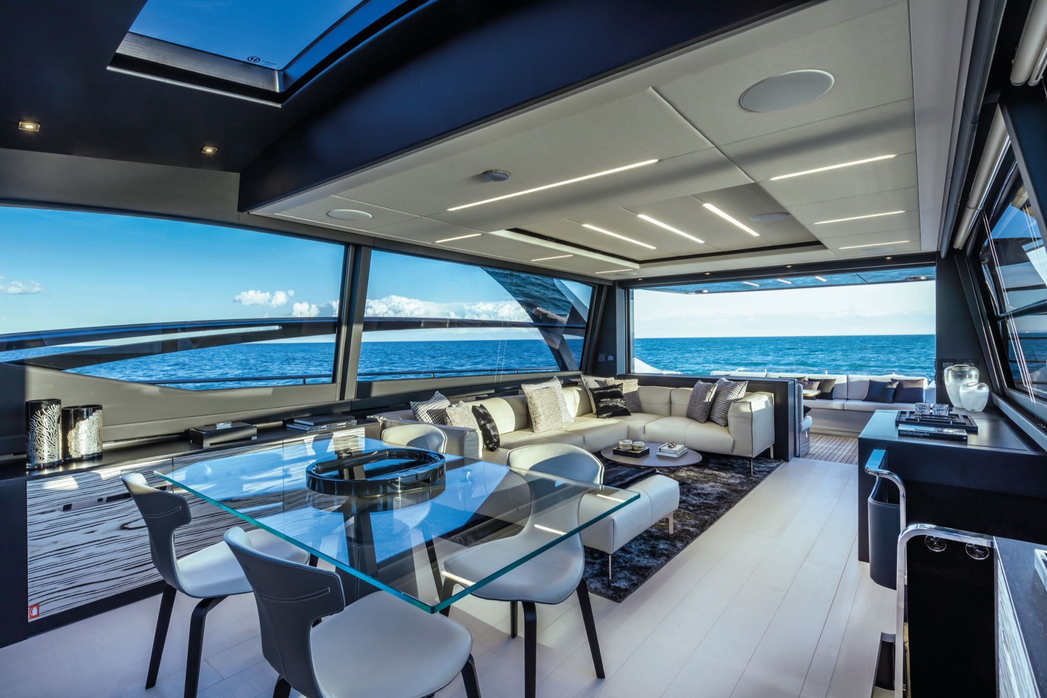 2019 Pershing Yachts 8X