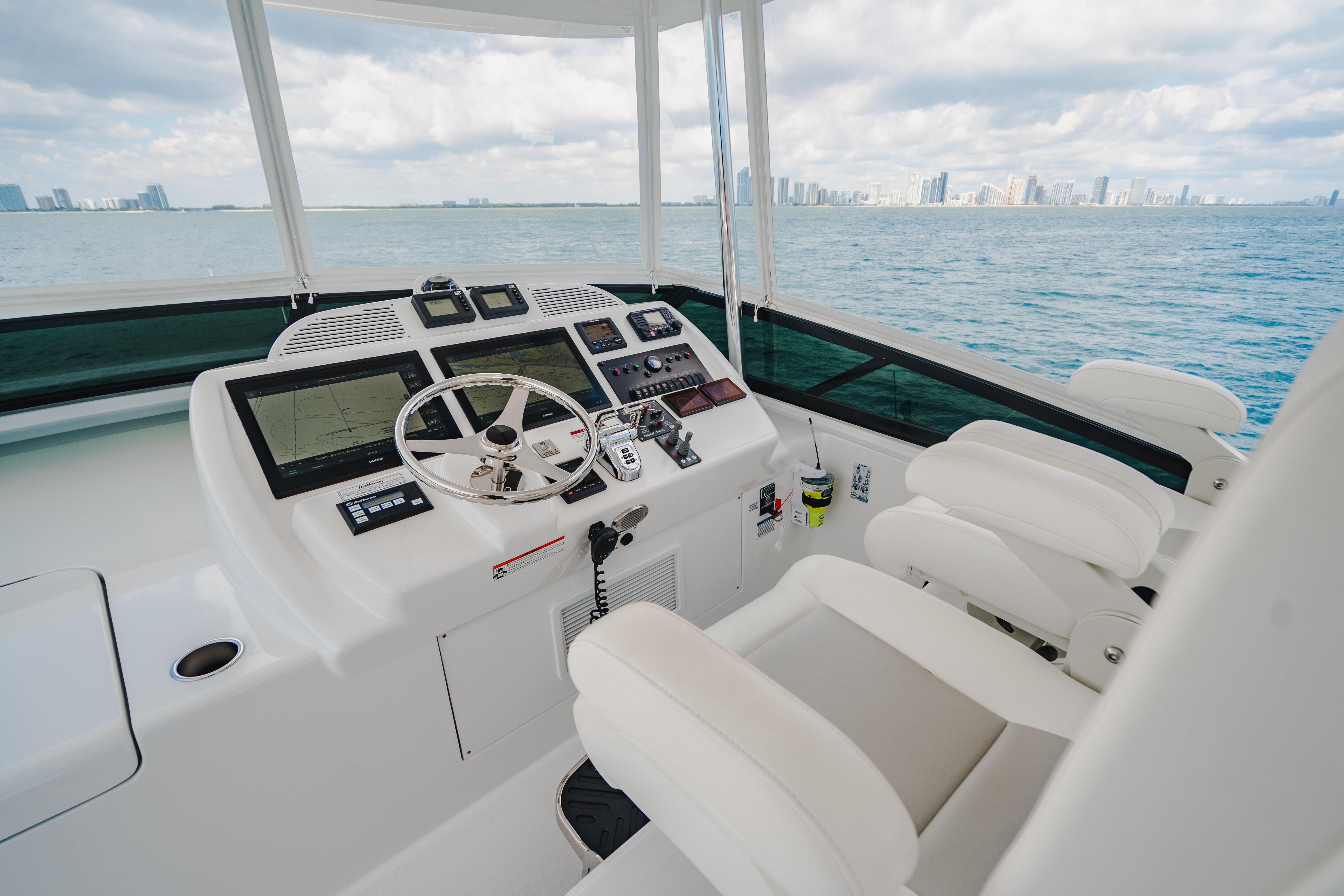 2019 Hatteras Yachts M60