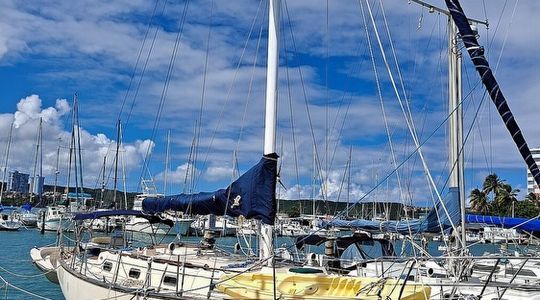 1990 Island Packet Yachts 38