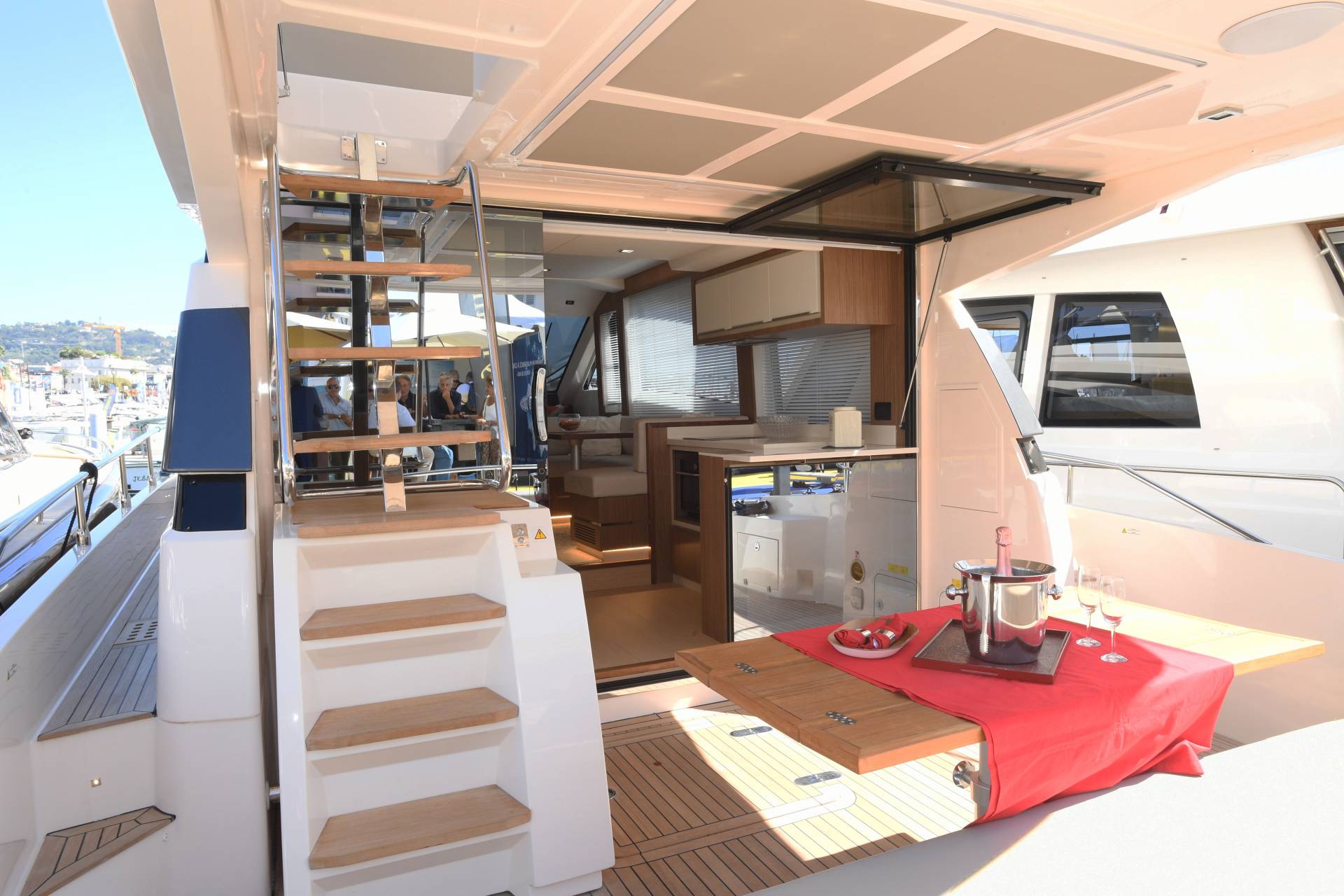 2019 Cayman Yachts F520