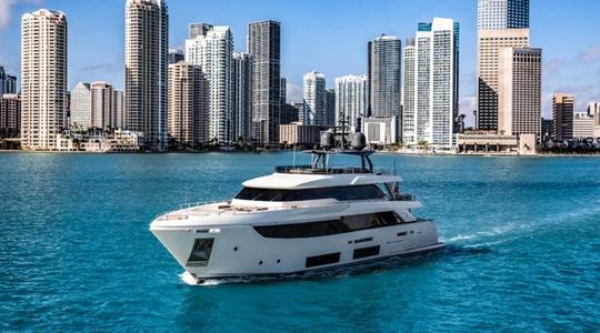 2017 Custom Line Navetta 33