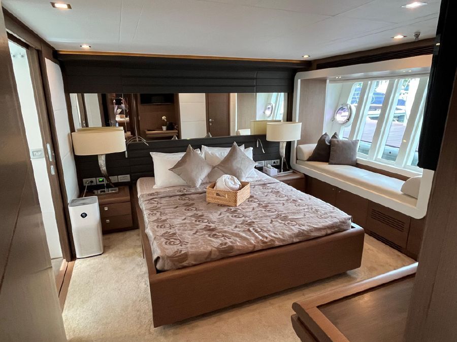 2013 Ferretti Yachts 800