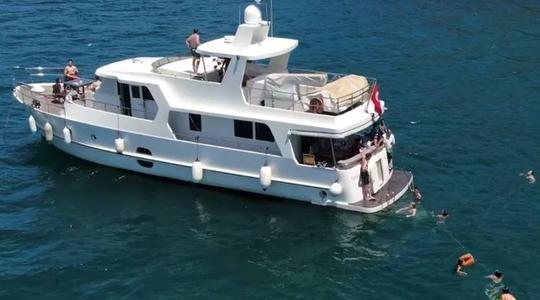 2010 CMB Yachts Trawler