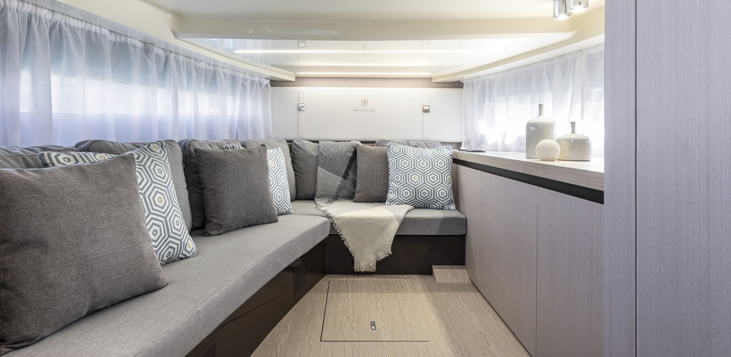 2022 Invictus Yacht GT320S