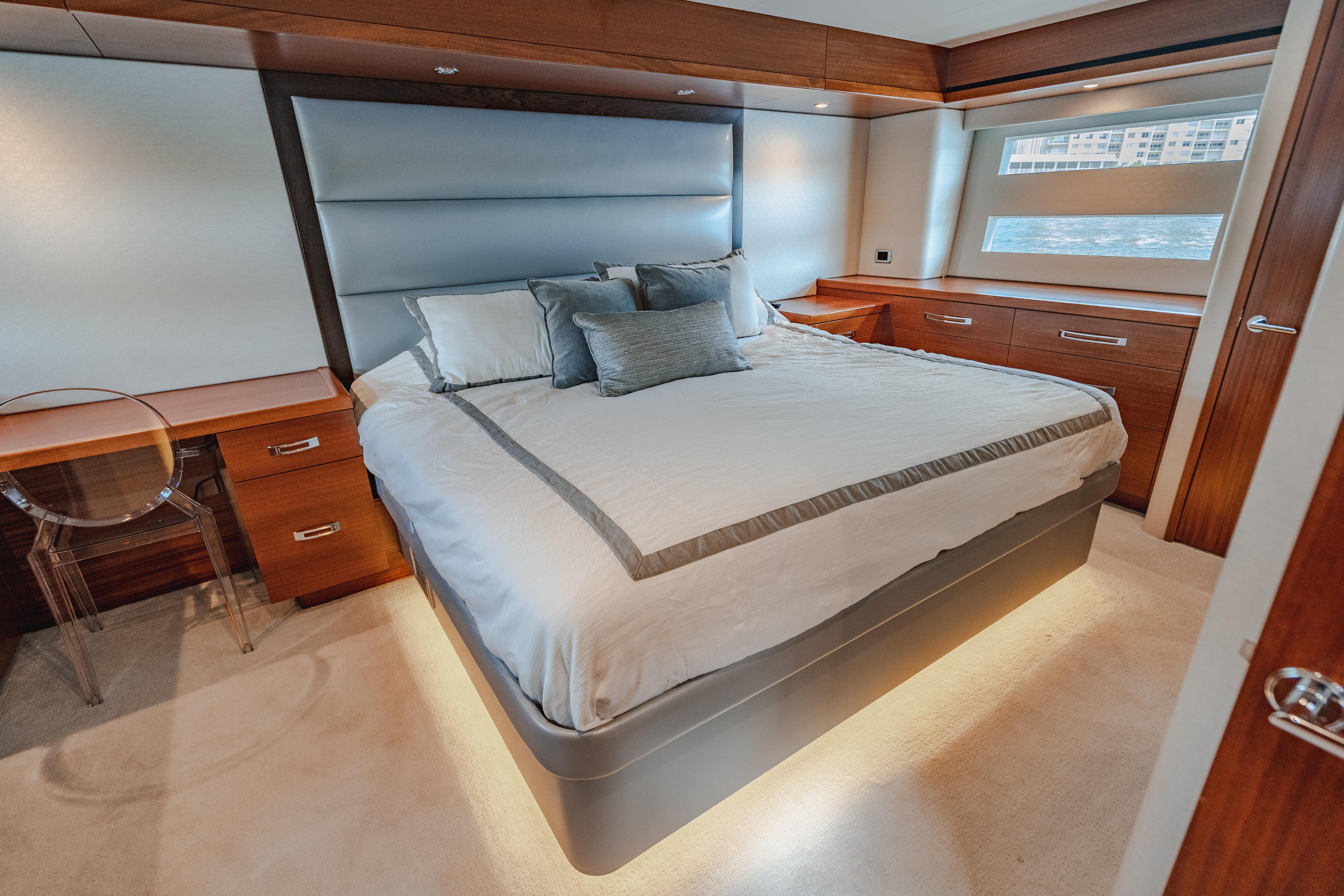 2019 Hatteras Yachts M60