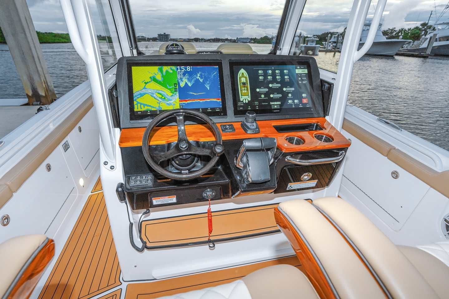 2022 Everglades 315 CC