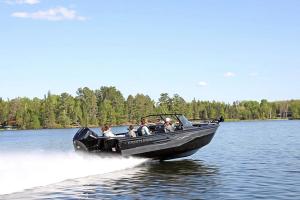Crestliner 2250 Sportfish aluminium fish-and-ski boat running