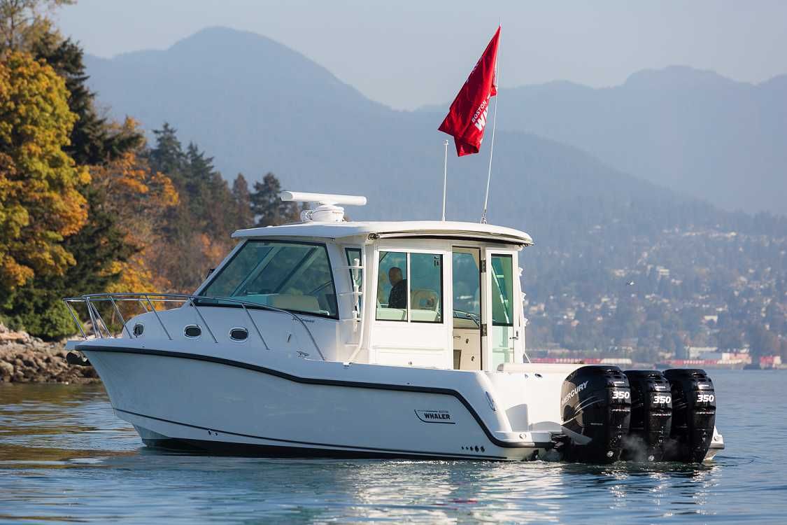 2022 Boston Whaler 345 Conquest