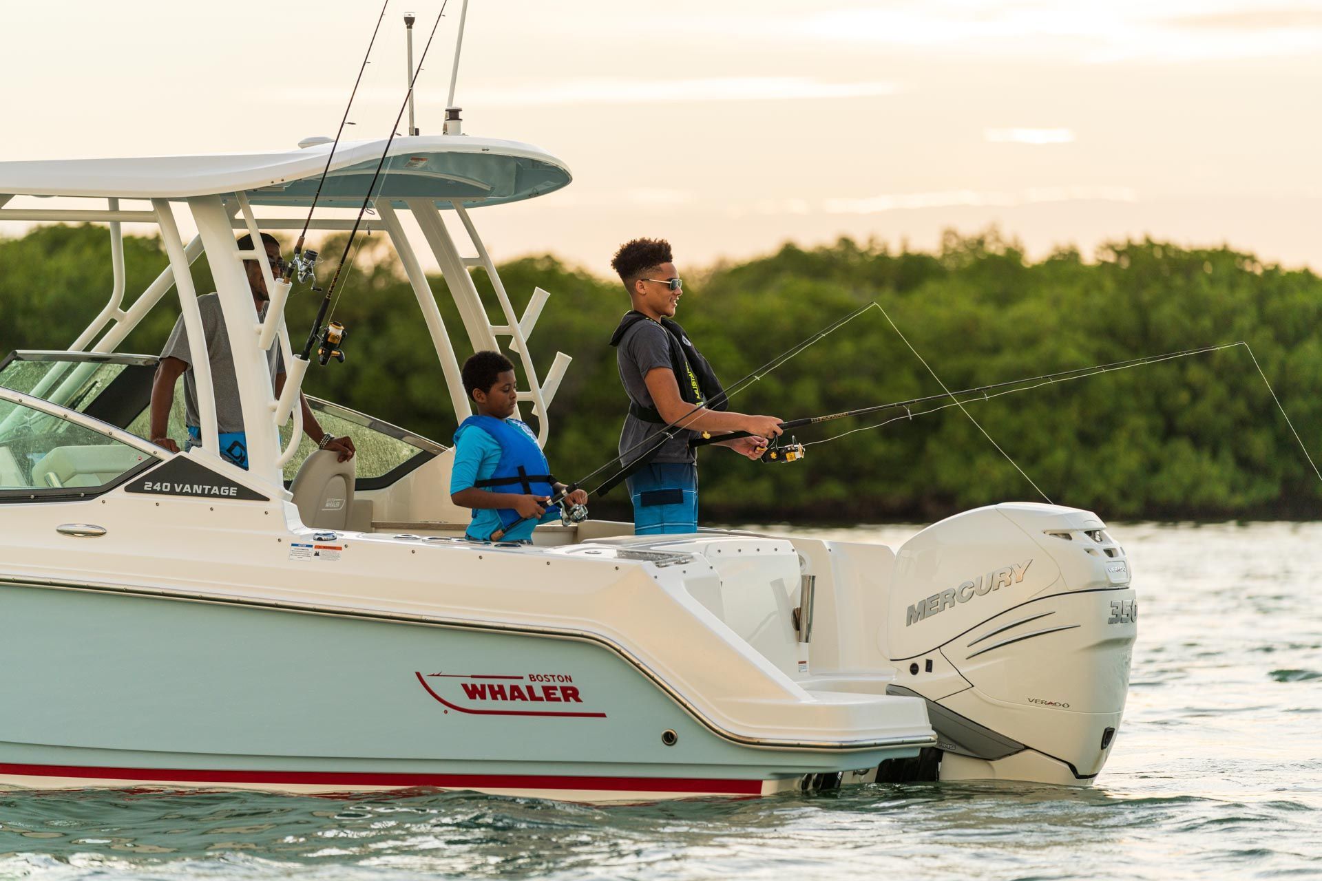 2022 Boston Whaler 240 Vantage
