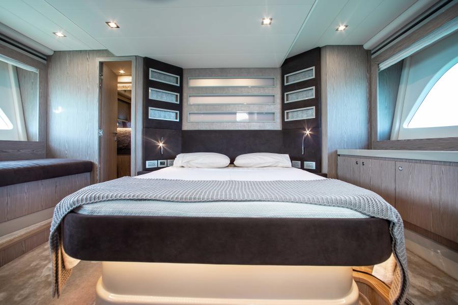 2016 Ferretti Yachts 650