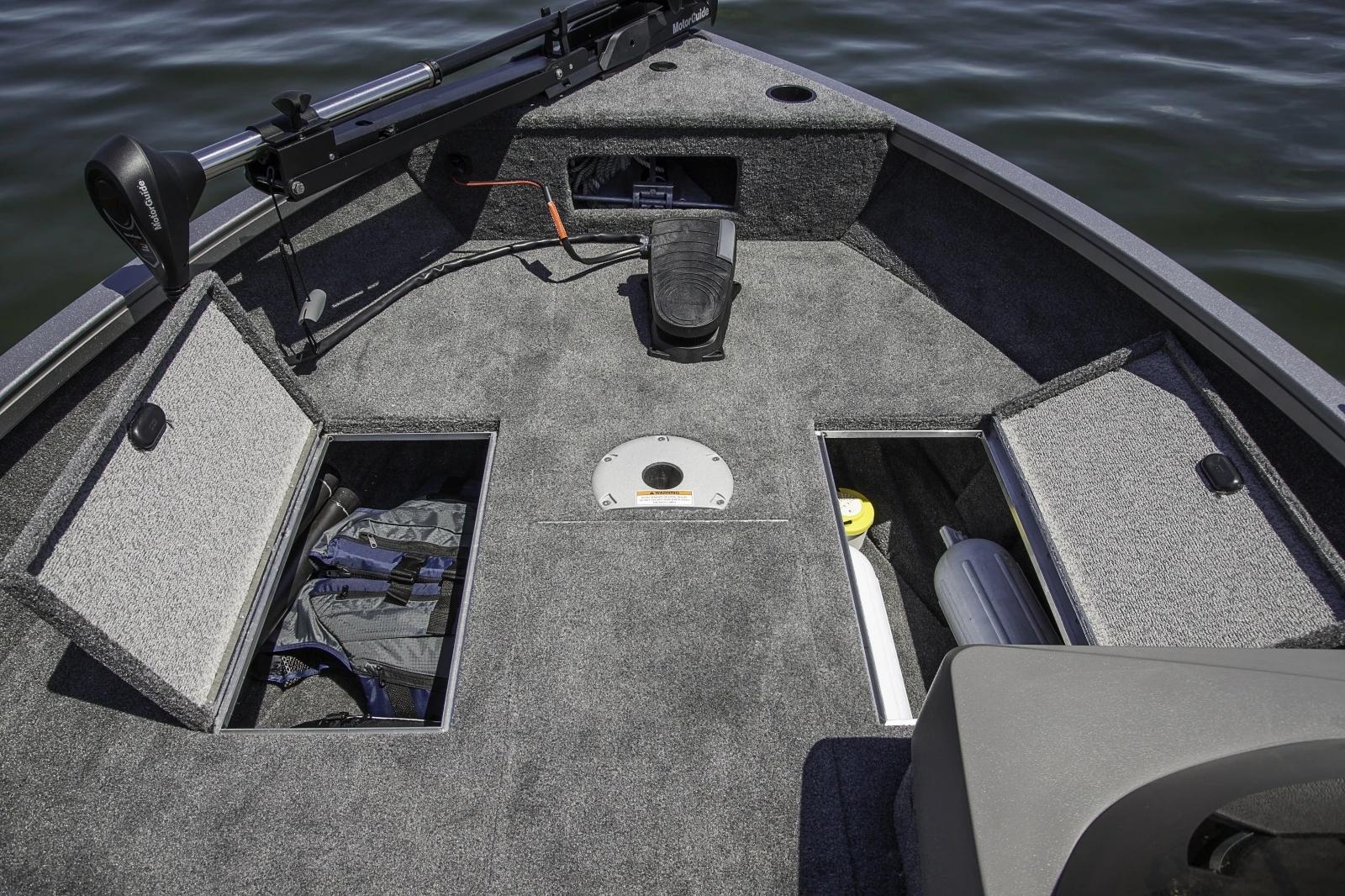 Crestliner 1650 Fish Hawk bow storage