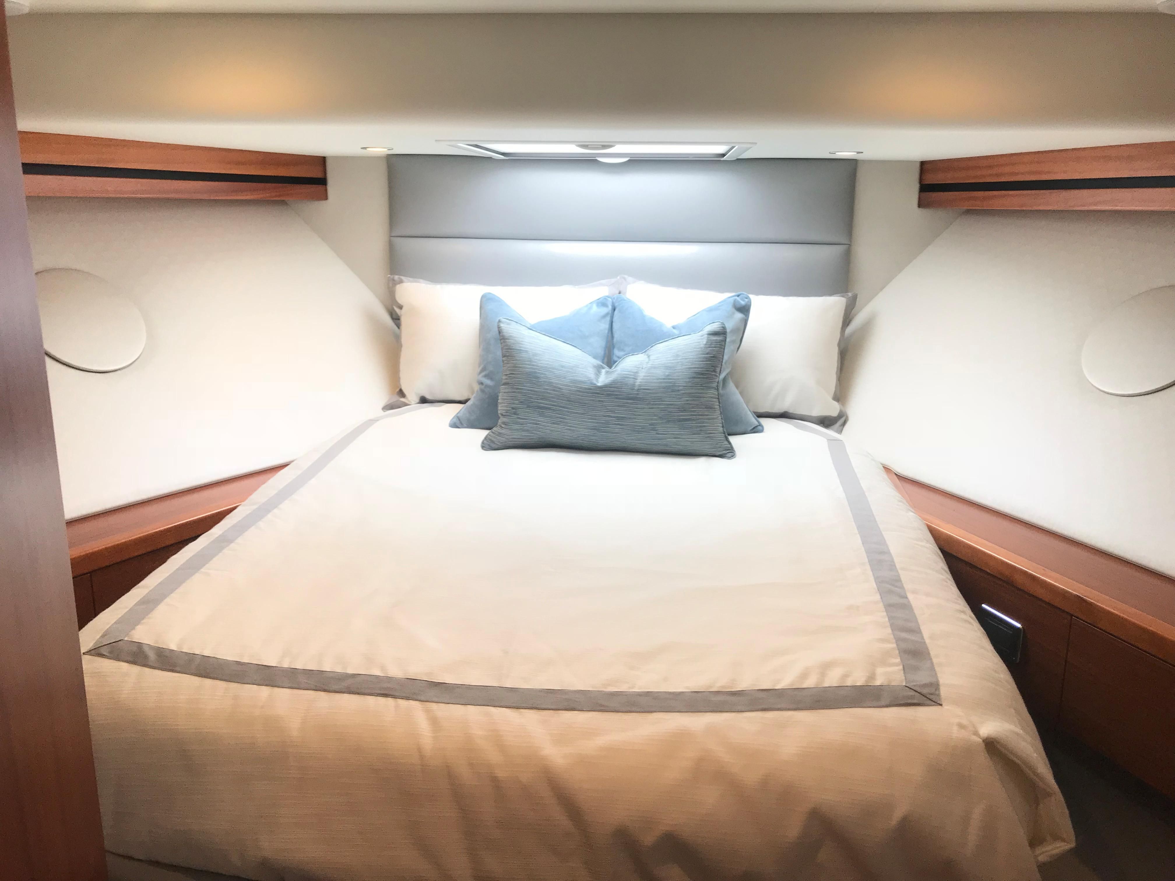 2019 Hatteras Yachts M60