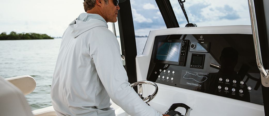 Aquila 28 Molokai centre-console helm with multifunction display