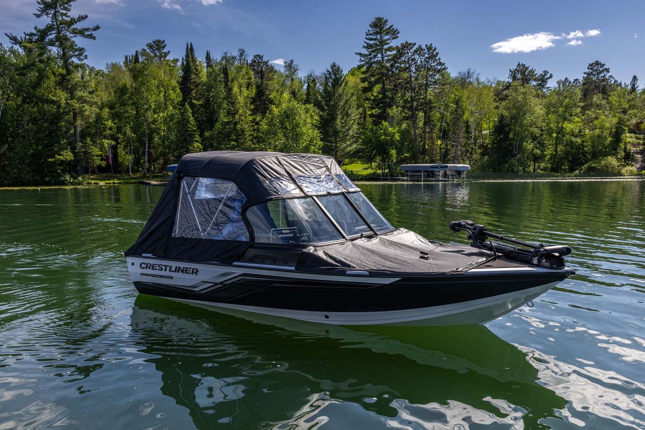 Crestliner 1750 Fish Hawk walk-through detail