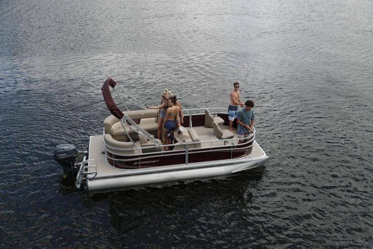 Starcraft LX 22 R pontoon seen from the stern