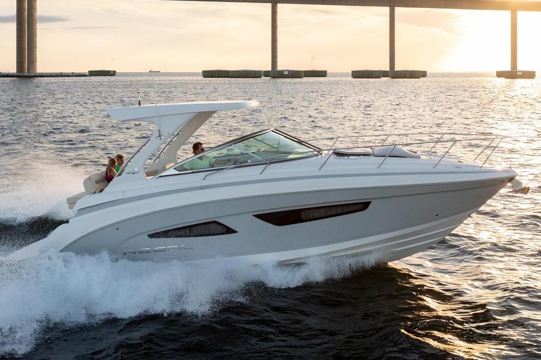 2022 Regal Boats 33 Express - Express Cruiser