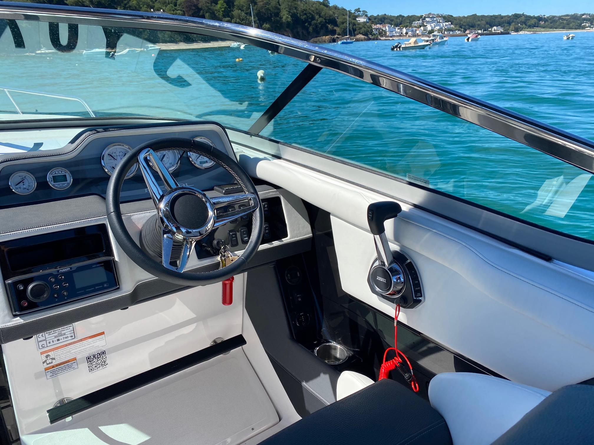 2019 Regal Boats 2550 Cuddy