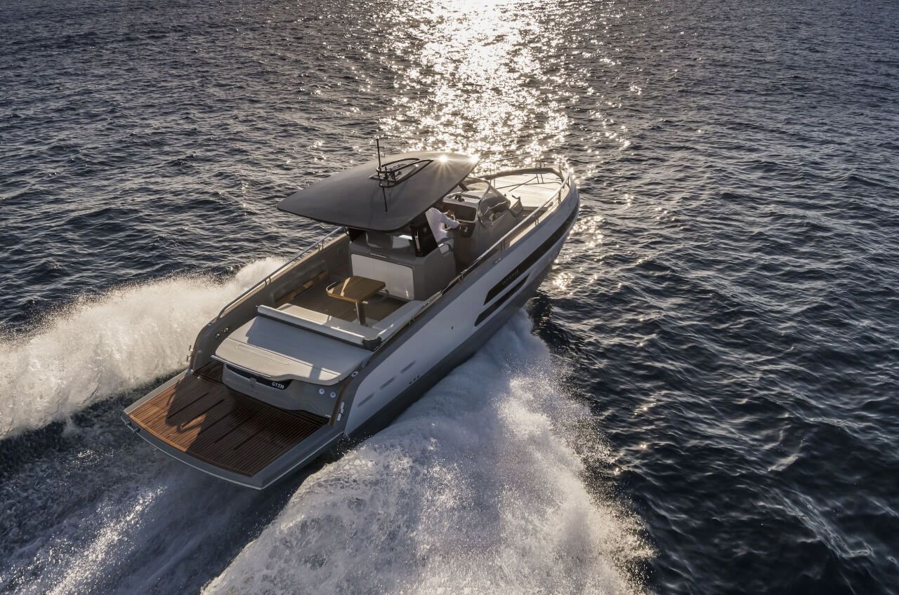 2018 Invictus Yacht GT370