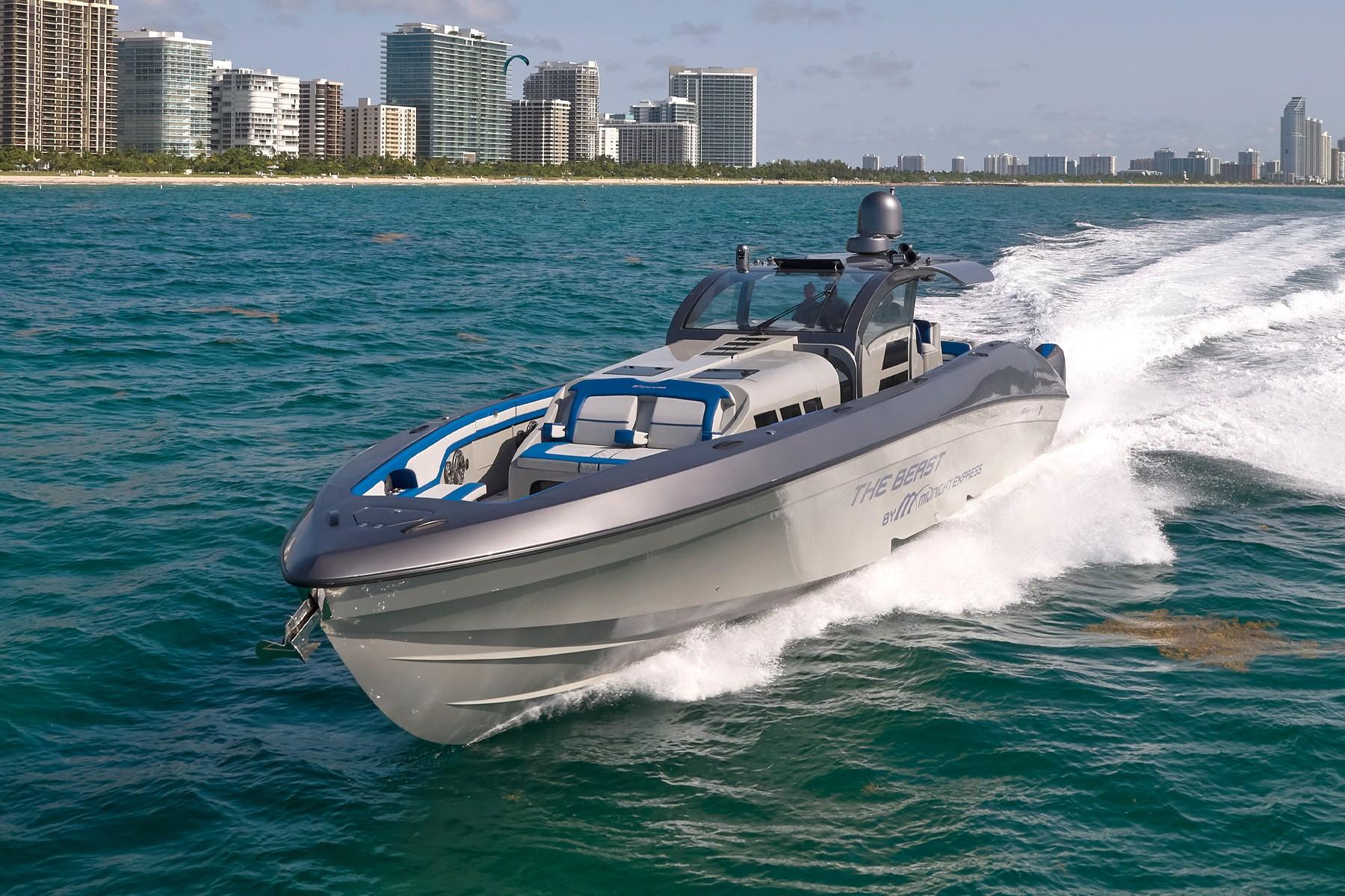 2022 Midnight Express 60 Pied A Mer