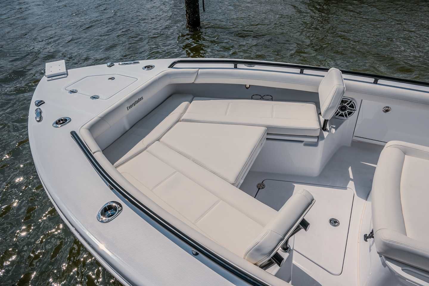 2022 Everglades 253 CC