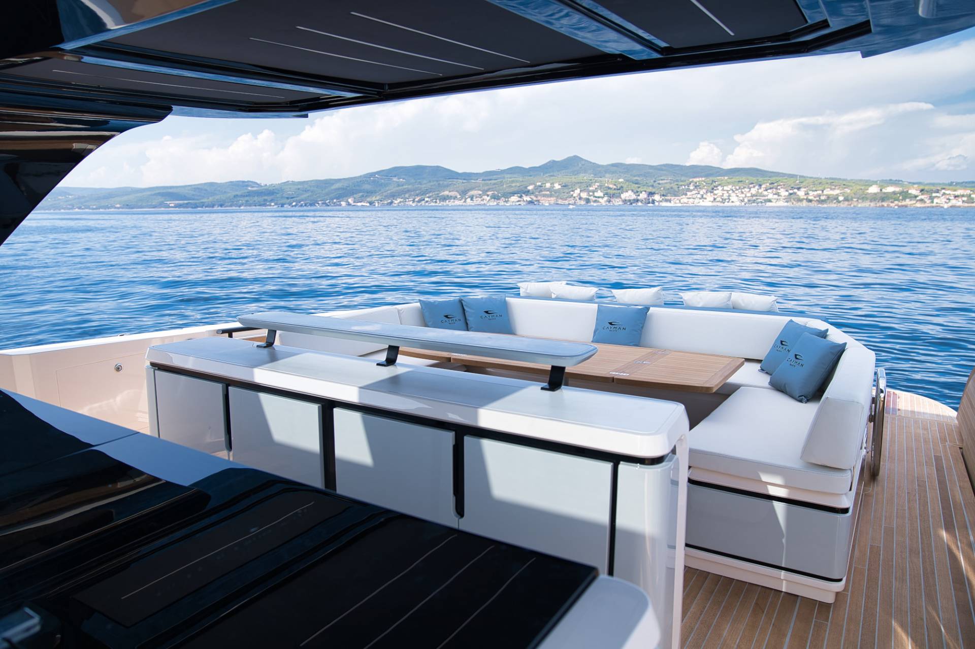 2022 Cayman Yachts 540WA