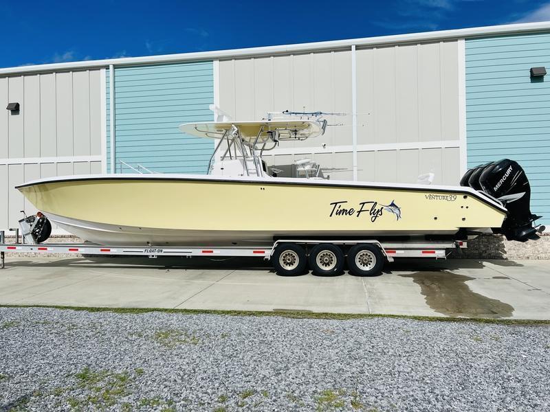 2009 Venture Yachts Center Console