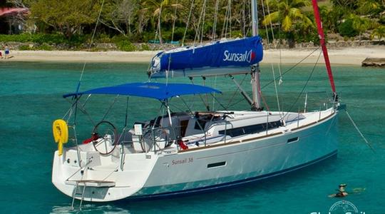 2022 Sunsail 38 3-Cabin