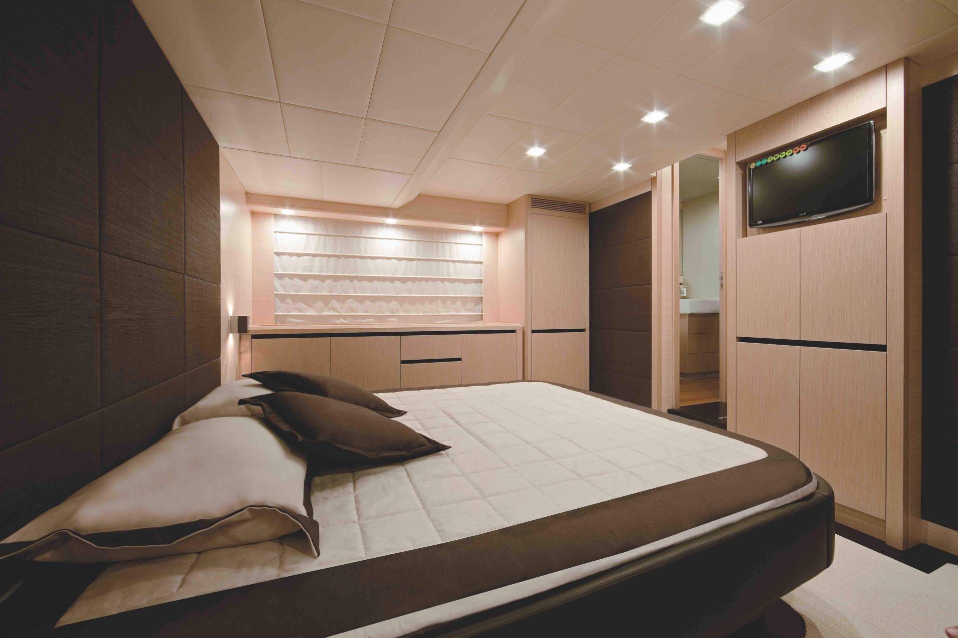 2018 Cayman Yachts S640