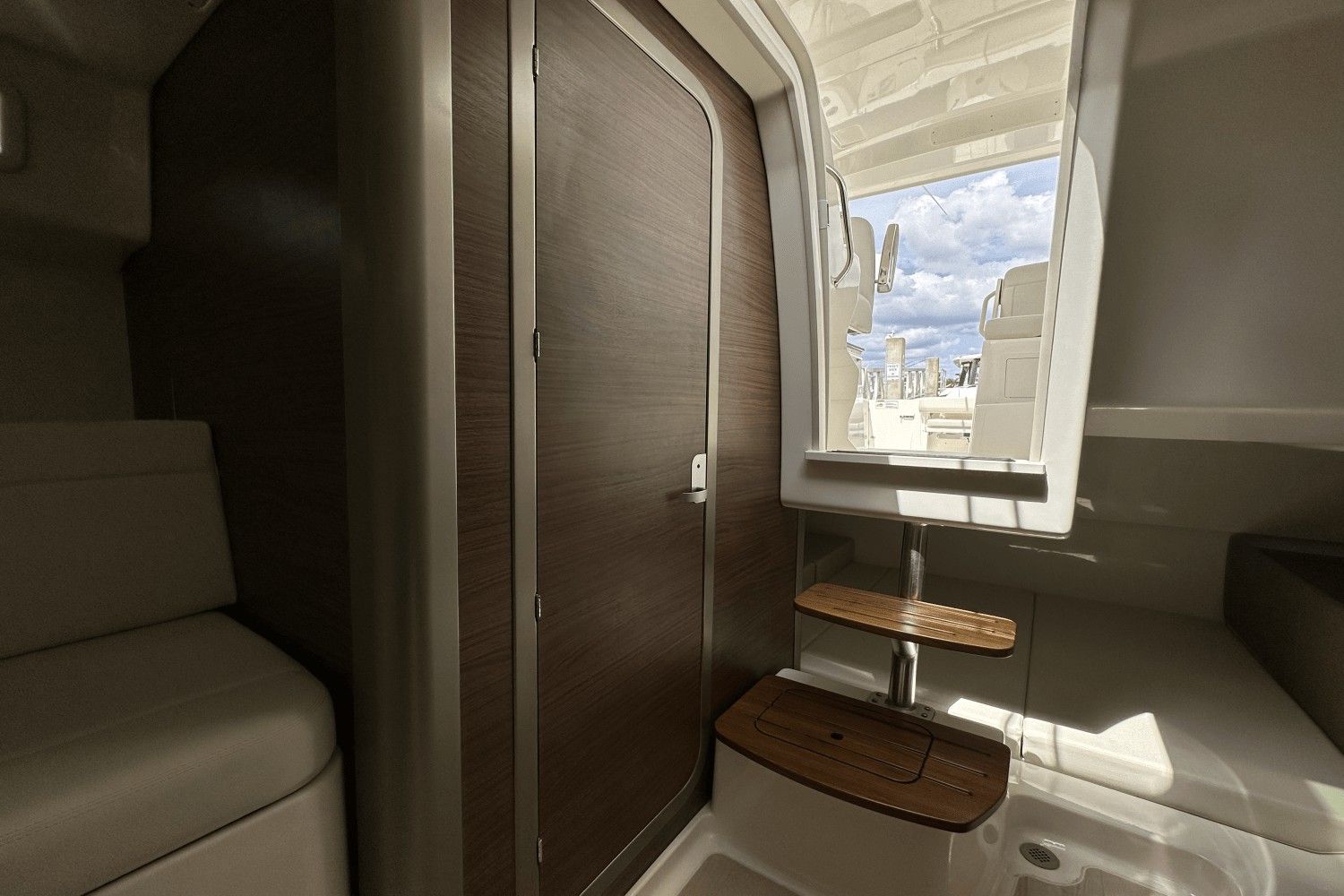 2022 Boston Whaler 325 Conquest