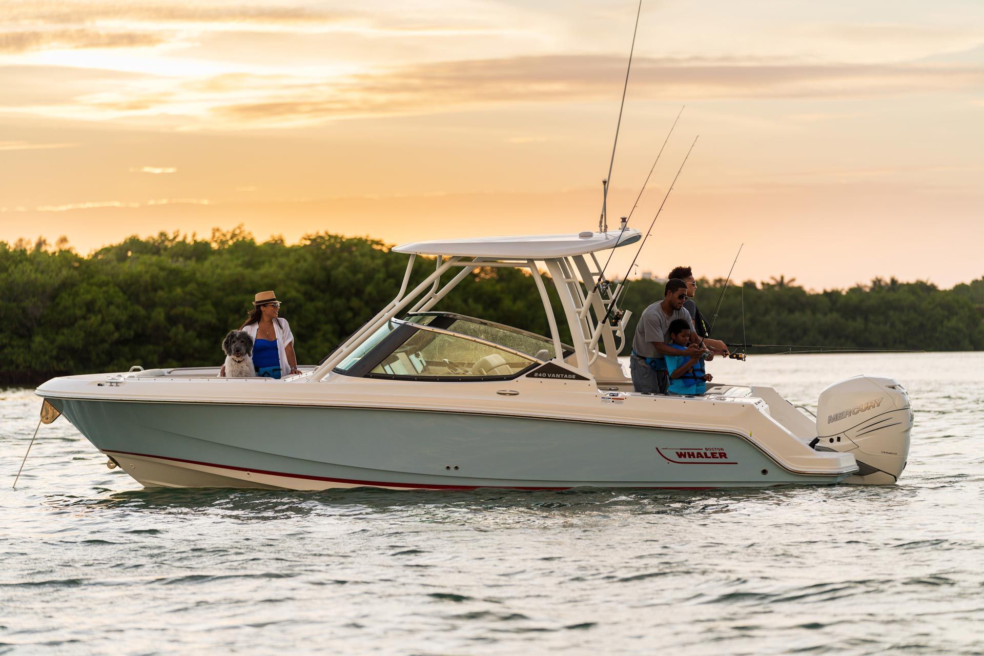 2022 Boston Whaler 240 Vantage