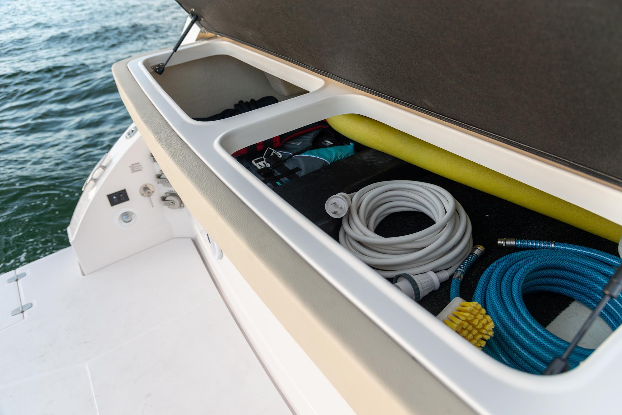 2022 Regal Boats 33 Express - Express Cruiser