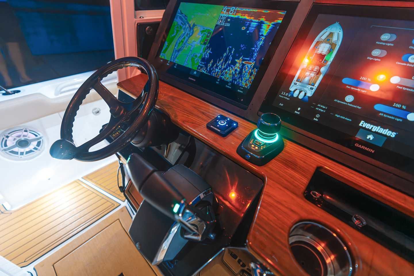 2022 Everglades 315 CC