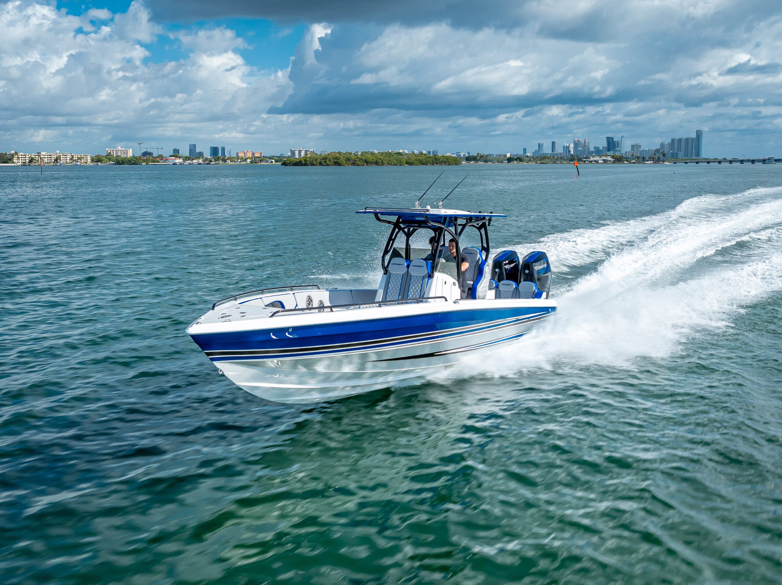 Concept 32 Open Deck twin-outboard centre console
